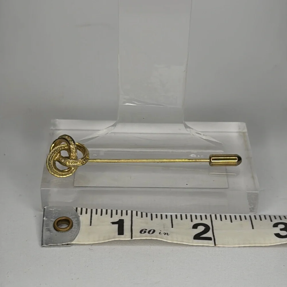 Elegant Gold Knot Brooch Pin